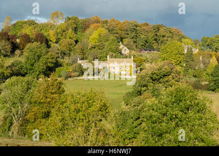 Autunno al di sopra del villaggio Costwold di Chedworth, Gloucestershire, England, Regno Unito Foto Stock