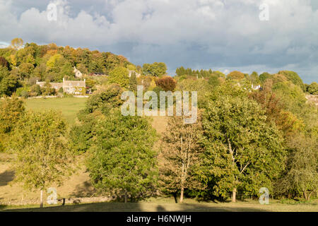 Autunno al di sopra del villaggio Costwold di Chedworth, Gloucestershire, England, Regno Unito Foto Stock