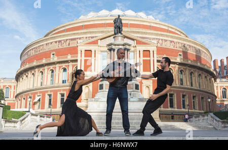 Londra, Regno Unito. Il 31 ottobre 2016. British musicista indiano, produttore e compositore Nitin Sawhney eseguirà una one-off mostra presso la Royal Albert Hall mercoledì 2 novembre, con la musica dal suo ultimo album Dystopian sogno. In un photocall sul diamante QEII Giubileo passi fuori dalla Royal Albert Hall, Sawhney pone con ballerini hip hop Sebastien Ramirez e Honji Wang. Foto Stock