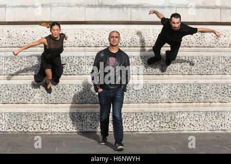 Londra, Regno Unito. Il 31 ottobre 2016. British musicista indiano, produttore e compositore Nitin Sawhney eseguirà una one-off mostra presso la Royal Albert Hall mercoledì 2 novembre, con la musica dal suo ultimo album Dystopian sogno. In un photocall sul diamante QEII Giubileo passi fuori dalla Royal Albert Hall, Sawhney pone con ballerini hip hop Sebastien Ramirez e Honji Wang. Foto Stock