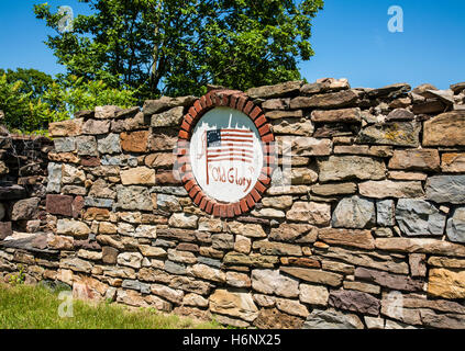 Vintage muro di pietra di un vecchio fienile foundation con un dipinto a mano bandiera americana emblema, New Jersey, USA, America rurale, immagini storiche Foto Stock