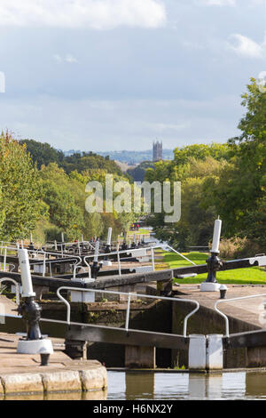 Hatton si blocca sul Grand Union Canal guardando verso il Warwick Warwickshire, Inghilterra, Regno Unito Foto Stock