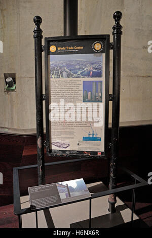 Un sentieri del patrimonio segno lasciato su 9/11 sul display in 9/11 Memorial Museum, Manhattan, New York. Foto Stock