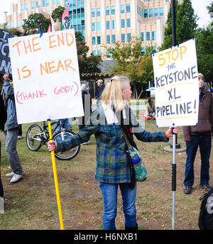 Un attivista tenendo un cartello leggere 'stop il keystone xl pipeline! La fine è vicina grazie a Dio!" a una protesta mobilitazione contro xl. Foto Stock