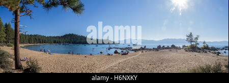 Panorama idilliaco Zephyr Cove a Lake Tahoe su un brillante giorno d'estate. Foto Stock