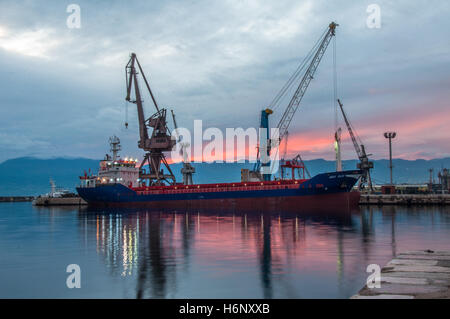 Il general cargo nave 'ASLI ELIF' nel porto commerciale di Rijeka, Croazia al tramonto Foto Stock