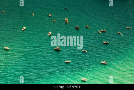 Vista aerea del sparsi di barche da pesca in turchese color acqua del fiume Chicago Foto Stock