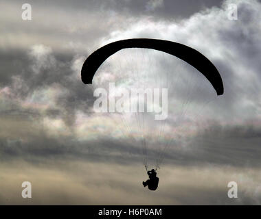 Powered parapendii su scogliere di argilla a Skipsea su East Yorkshire costa, UK. Foto Stock