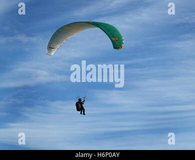 Powered parapendii su scogliere di argilla a Skipsea su East Yorkshire costa, UK. Foto Stock