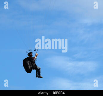 Powered parapendii su scogliere di argilla a Skipsea su East Yorkshire costa, UK. Foto Stock