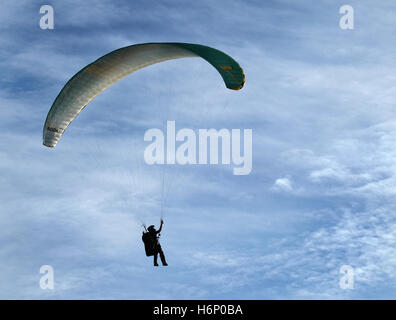 Powered parapendii su scogliere di argilla a Skipsea su East Yorkshire costa, UK. Foto Stock