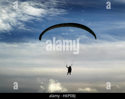 Powered parapendii su scogliere di argilla a Skipsea su East Yorkshire costa, UK. Foto Stock