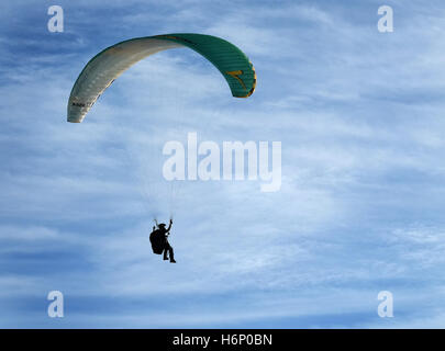 Powered parapendii su scogliere di argilla a Skipsea su East Yorkshire costa, UK. Foto Stock