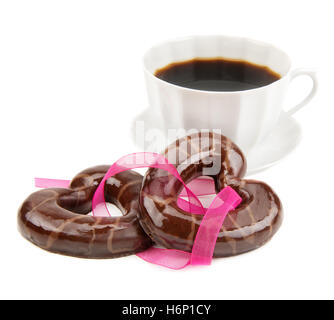 A forma di cuore i cookie e una tazza di caffè isolato su sfondo bianco Foto Stock