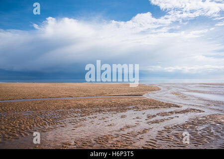Tempesta lontano oltre il North Devon Coast visto dalla Spiaggia Pobbles, Three Cliffs Bay, Gower, South Wales, Regno Unito. Foto Stock