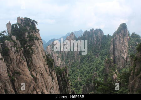 Vista delle rocce in giallo le montagne (huangshan), provincia di Anhui, Cina Foto Stock