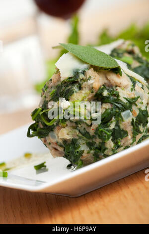 Strangolapreti,gnocchi con spinaci dal trentino Foto Stock