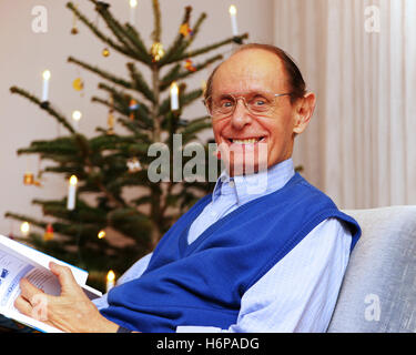 Lettura senior - Natale Foto Stock