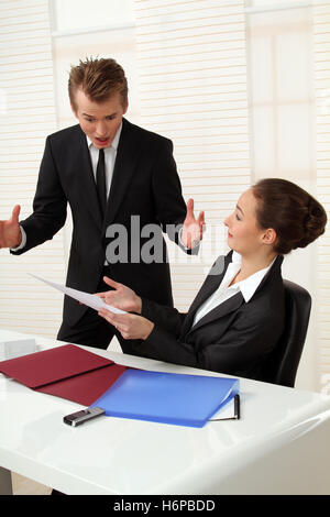 Donna studio scrivania da ufficio segretario permanente sul posto di lavoro leader capitano capotribù chief boss manager cravatta superior fellows Foto Stock