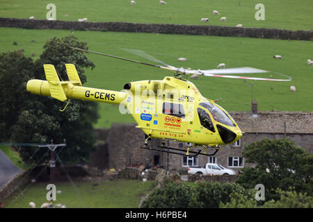 Yorkshire Air Ambulance G-CEMS Mcdonnell Douglas MD902 Explorer elicottero vicino a Hebden Bridge nello Yorkshire Foto Stock