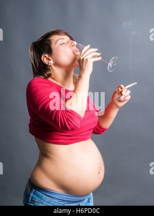 Donna incinta fumare e bere. Foto Stock