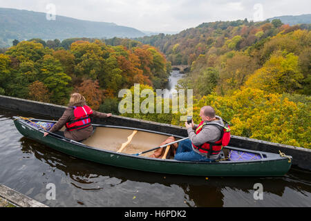 Due persone in una canoa passando al di sopra di Acquedotto Pontcysyllte in Llangollen Canal, Wrexham, Wales, Regno Unito Foto Stock