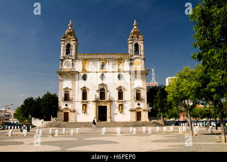 Costruzione di stile architettonico architettura di ossa di stile antico edificio torre religione viaggi religiosi chiesa tree Foto Stock