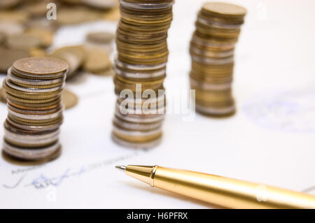 I prestiti bancari istituzione pagare dollari Dollaro isolato di carriera modello di concetto di progetto progetto piano closeup valuta euro moneta Foto Stock