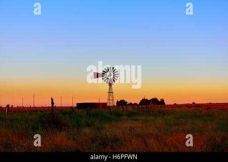 Paesaggio dell'Arizona con il vecchio mulino a vento nel tardo pomeriggio a Prescott Valley, Stati Uniti d'America Foto Stock