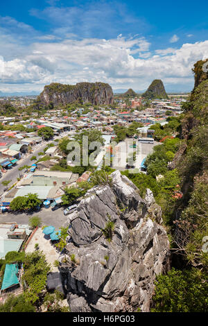 Vista in elevazione delle montagne di marmo. Da Nang, Vietnam. Foto Stock