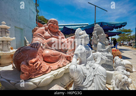 Statue in marmo visualizzato nella parte anteriore di un negozio. Le montagne di marmo, Da Nang, Vietnam. Foto Stock