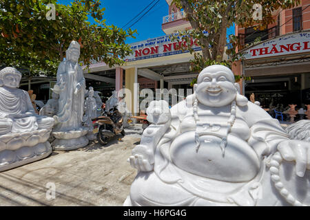 Statue di Buddha in marmo esposte sul fronte dello shopping. Le montagne di marmo, da Nang, Vietnam. Foto Stock