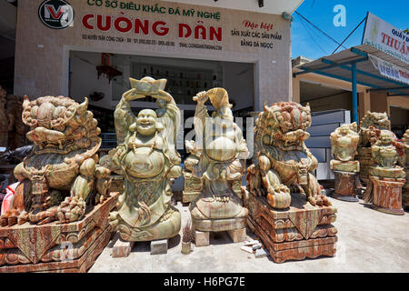 Statue in marmo visualizzato nella parte anteriore di un negozio. Le montagne di marmo, Da Nang, Vietnam. Foto Stock