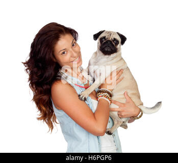 Bruna ragazza con il suo cane pug isolati su sfondo bianco Foto Stock