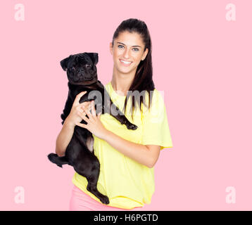 Bruna ragazza con il suo cane pug isolati su sfondo bianco Foto Stock
