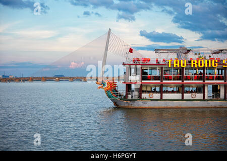Dragon tour in barca sul fiume Han. Da Nang city, Vietnam. Foto Stock