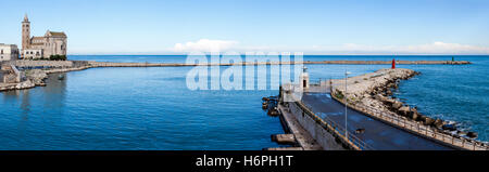 Vista panorama compresi i frangiflutti, Cattedrale di Trani e il bianco, il rosso e il verde fari della città di Trani Harbour, a Trani, puglia, Italia Foto Stock