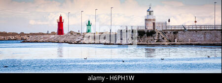 Vista panoramica del porto di Trani, frangiflutti e di fari, puglia, Italia Foto Stock