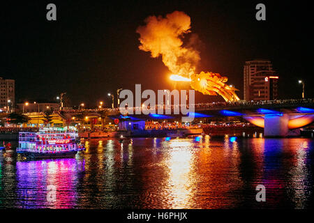 Dragon Bridge (Cau Rong) respirando fuoco di notte. Da Nang city, Vietnam. Foto Stock