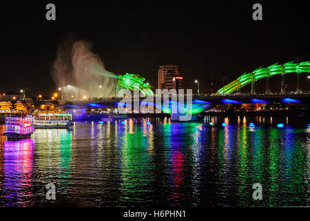 Dragon Bridge (Cau Rong), respirazione vapore. Da Nang city, Vietnam. Foto Stock