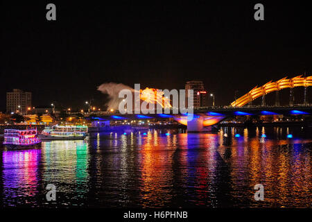 Dragon Bridge (Cau Rong), respirazione vapore. Da Nang city, Vietnam. Foto Stock