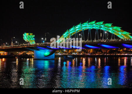 Dragon Bridge (Cau Rong) oltre il Fiume Han accesa al crepuscolo. Da Nang city, Vietnam. Foto Stock