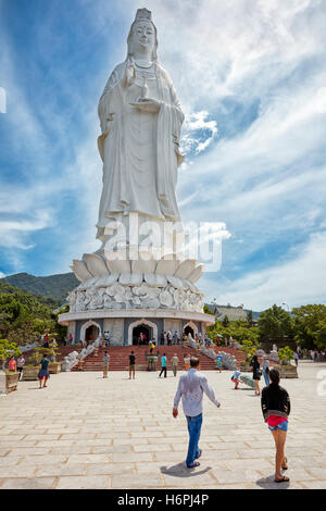 Signora statua del Buddha sul figlio Tra della penisola. Da Nang, Vietnam. Foto Stock