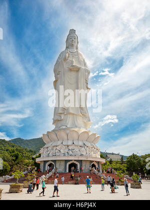 Signora gigantesca statua del Buddha sul figlio Tra della penisola. Da Nang, Vietnam. Foto Stock