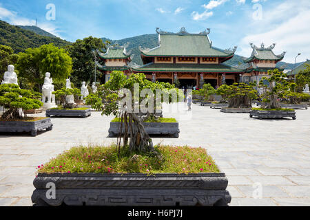 Giardino Bonsai a Linh Ung Pagoda, Da Nang, Vietnam. Foto Stock