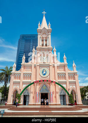 La facciata della Da Nang cattedrale (la Basilica del Sacro Cuore di Gesù). Da Nang city, Vietnam. Foto Stock