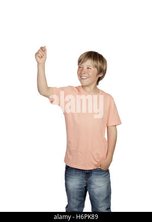 Ragazzo sorridente alzando il braccio che tiene qualcosa di isolato su sfondo bianco Foto Stock