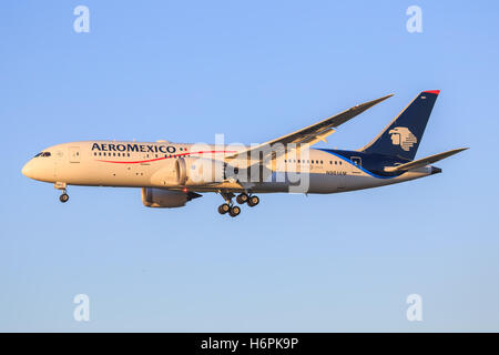 Amsterdam/Netherland Aprile 9, 2016: Boeing 787 Dreamliner da Aeromexico Airine atterraggio all'Aeroporto di Amsterdam Foto Stock