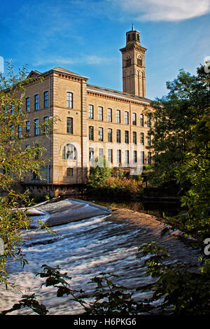 Salts Mill dal fiume Aire Foto Stock