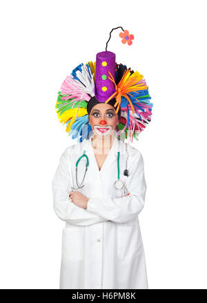 Medico indossando un clown isolati su sfondo bianco Foto Stock